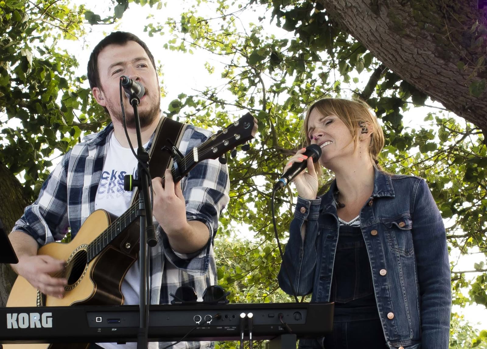 Symbiose en concert en 2026, Alex et Angélique interprètent une reprise acoustique en extérieur